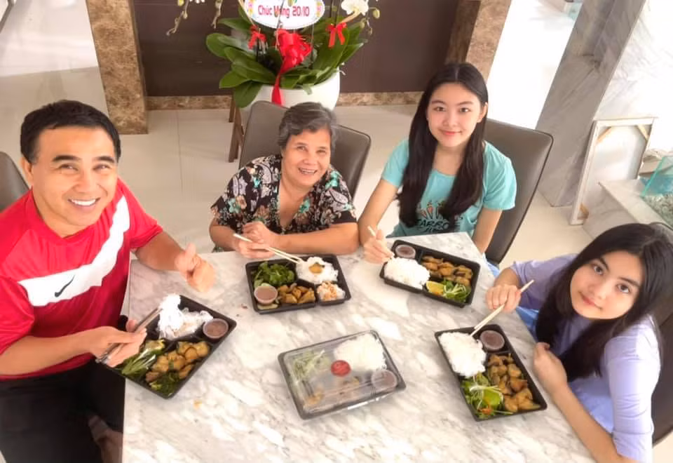 Quyền Linh vui vẻ bên mẹ và hai con gái.