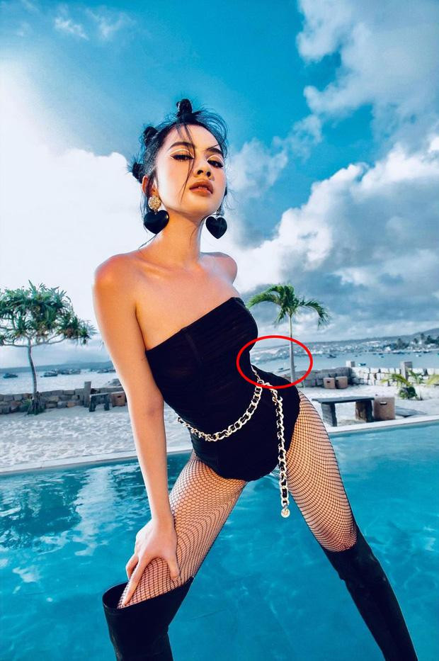 Trong một bức hình khác, cô mặc swimsuit mix cùng tất lưới sexy, pose dáng "thoát vị đĩa đệm" như muốn trưng trổ hết mọi đường cong cơ thể. Tuy nhiên, có một sự thật khá dở khóc dở cười là cô nàng lại một lần nữa bị người xem "bóc" bằng chứng photoshop.