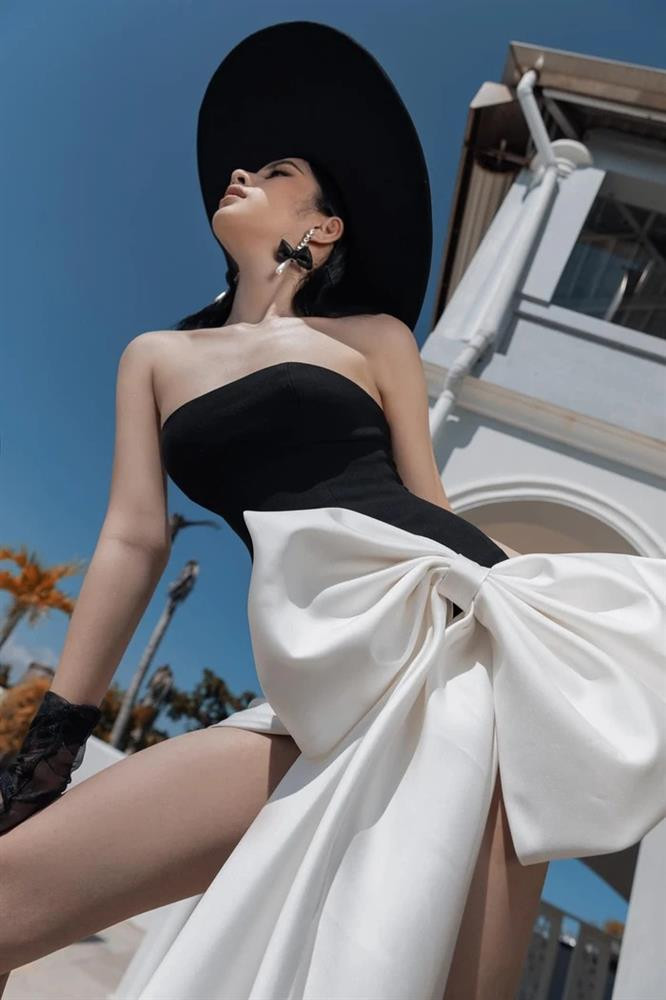 Mới đây, sau nhiều tháng ở nhà vì TP.HCM giãn cách, Cẩm Đan có ngay động thái gây chú ý khi xả loạt ảnh theo phong cách sexy trên trang cá nhân. Bỏ qua những ồn ào tình cảm, không thể phủ nhận càng ngày phong độ nhan sắc của bồ tin đồn đại gia Đức Huy ngày càng thăng hạng. Tuy nhiên, bên cạnh gương mặt lai Tây cuốn hút của gái đẹp An Giang, dân mạng một lần nữa soi ra rất nhiều chi tiết "sai sai" trong loạt ảnh mới.