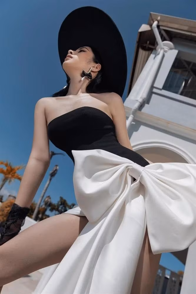 Mới đây, sau nhiều tháng ở nhà vì TP.HCM giãn cách, Cẩm Đan có ngay động thái gây chú ý khi xả loạt ảnh theo phong cách sexy trên trang cá nhân. Bỏ qua những ồn ào tình cảm, không thể phủ nhận càng ngày phong độ nhan sắc của bồ tin đồn đại gia Đức Huy ngày càng thăng hạng. Tuy nhiên, bên cạnh gương mặt lai Tây cuốn hút của gái đẹp An Giang, dân mạng một lần nữa soi ra rất nhiều chi tiết "sai sai" trong loạt ảnh mới.