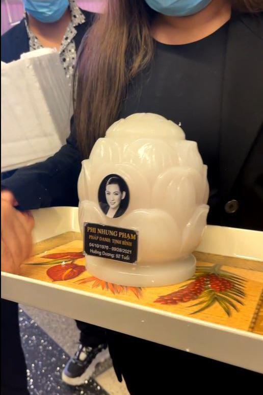 hoảnh khắc Wendy nhận tro cốt mẹ.