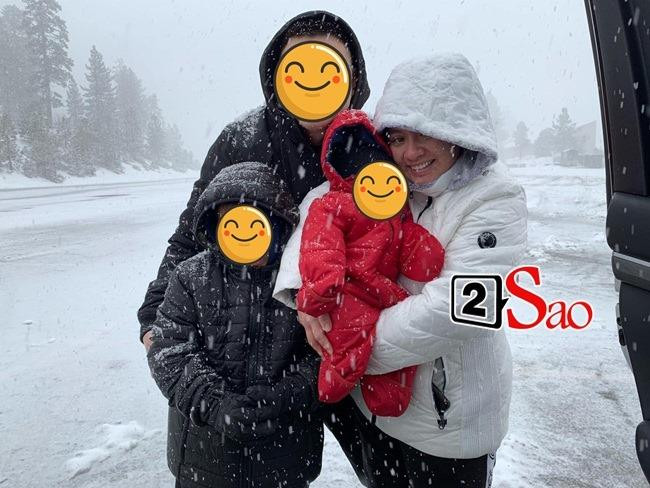 Bên cạnh đó, hình ảnh tổ ấm nhỏ của Wendy cũng từng được một người đàn ông, được Wendy gọi là "ba" hé lộ. Trong ảnh là khoảnh khắc Wendy tình tứ bên một chàng trai, được cho là bạn đời. Cả hai nở nụ cười rạng ngời hạnh phúc bên những đứa con. Hình ảnh bị lộ trước đó được cho là tổ ấm của Wendy. Người đàn ông trong ảnh chính là người được Quách Tuấn Du xác nhận bạn đời Wendy ở bức ảnh phía trên. Nhóc tỳ áo đỏ được con gái Phi Nhung bế trên tay lúc này được khoảng 1 - 2 tháng tuổi.