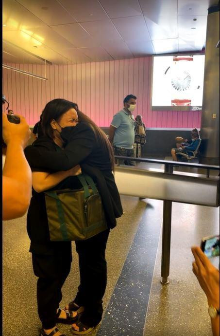 br/> Sáng sớm 10/10 (giờ Việt Nam), tro cốt cố ca sĩ Phi Nhung đã được danh hài Việt Hương đưa về Mỹ.