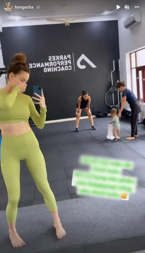 Sau nhiều lần trở thành "nữ hoàng đồ tập" được nhiều người học hỏi và hỏi địa chỉ mua thì cũng có ngày cô bị chính đồ tập phản chủ. Trong bức ảnh mới đăng tải trên Instagram mới đây, giọng ca Cả Một Trời Thương Nhớ khoe khoảnh khắc selfie trước gương. Bà mẹ 3 con diện bộ đồ tập màu xanh bơ với áo croptop và quần bó sát khoe vòng eo thon. Tuy nhiên, điều khiến người xem chú ý chính là chiếc quần bó chịt cộng thêm cách tạo dáng của người đẹp khiến "vùng tam giác cấm địa" can lồ lộ. Đây là lỗi thời trang mà rất nhiều mỹ nhân mắc phải trước đó nhưng các người đẹp dường như vẫn bỏ mặc ngoài tai.