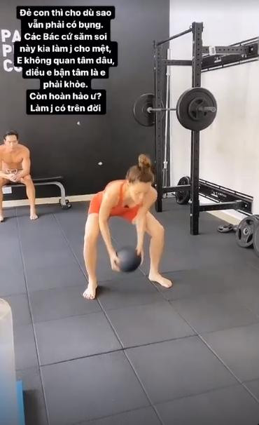 au nhiều lần bị chê bụng lùm lùm, Hà Hồ khẳng định không quan tâm việc bị bóc mẽ vòng eo thật bởi sinh con xong vẫn phải có bụng. Cô không bận tâm và lao đầu vào tập luyện để có được sức khỏe là chính.