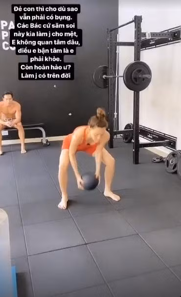 Sau nhiều lần bị chê bụng lùm lùm, Hà Hồ khẳng định không quan tâm việc bị bóc mẽ vòng eo thật bởi sinh con xong vẫn phải có bụng. Cô không bận tâm và lao đầu vào tập luyện để có được sức khỏe là chính.