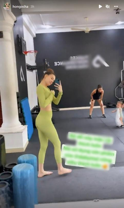 Ở góc nghiêng có thể thấy rõ nguyên rổ bụng mỡ của nữ ca sĩ Hồ Ngọc Hà.