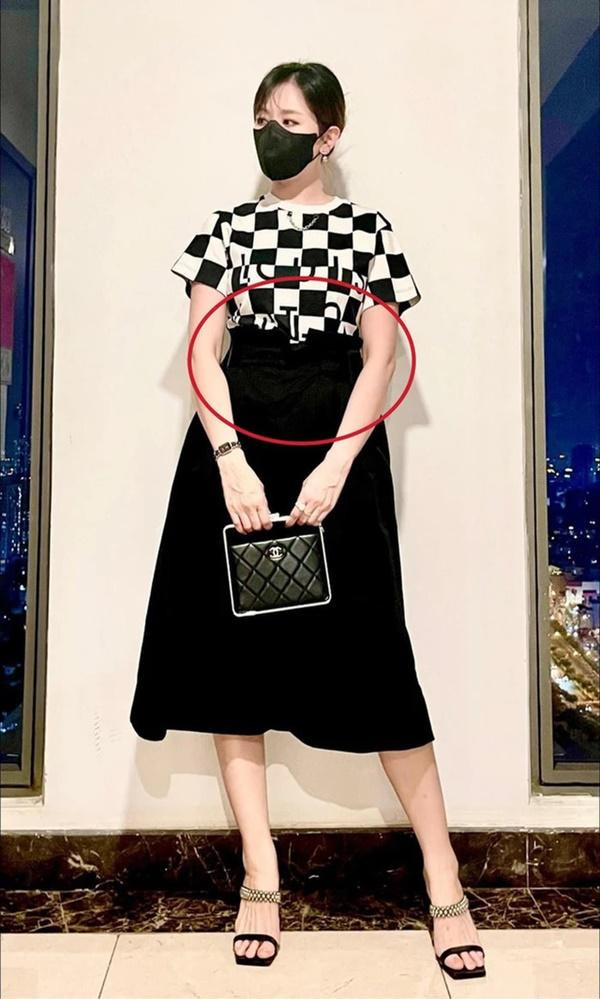 hông những giảm cân, ca sĩ Hari Won có lẽ phải chia tay luôn những bộ đồ phá dáng thế này đi nhé.