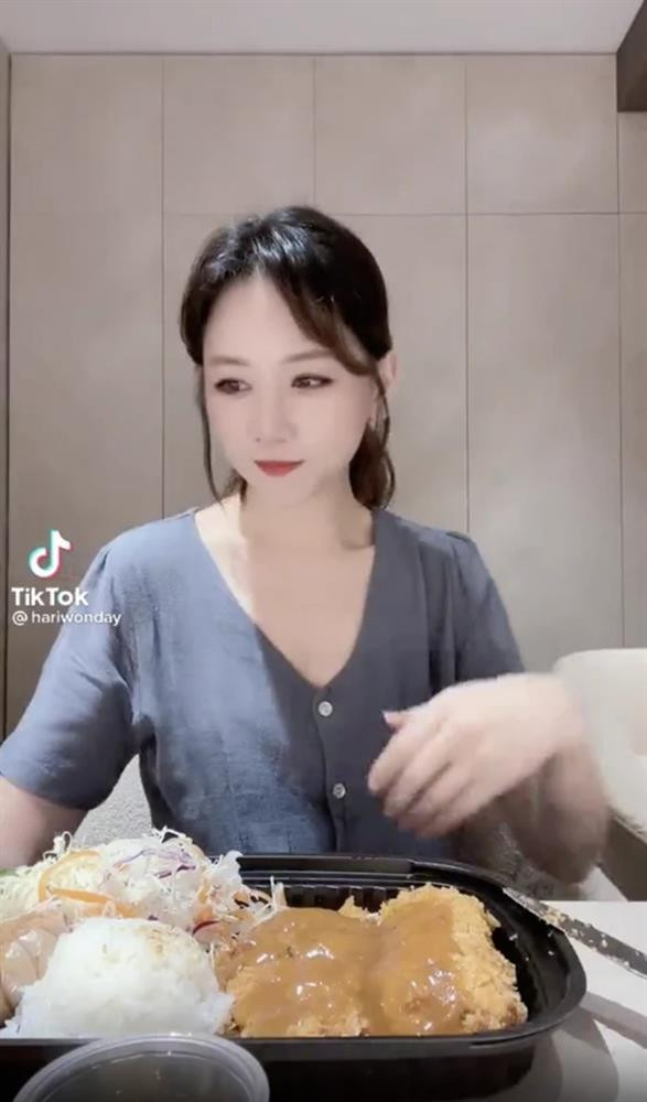 Mặc dù muốn chia tay "bé mỡ" nhưng Hari Won không cưỡng lại sự cám dỗ của đồ ăn ngon thì thua nha!