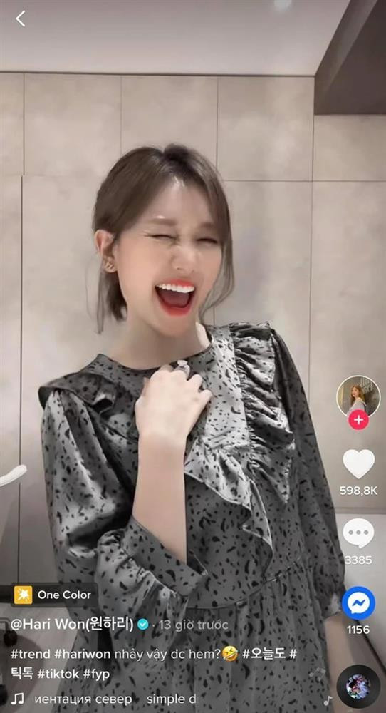 Hari Won và Trấn Thành kết hôn vào cuối năm 2016, cho đến này đã 5 năm trôi qua cặp đôi vẫn chưa có tin vui. Được biết, giọng ca Anh Cứ Đi Đi có vấn đề về sức khỏe nên Trấn Thành muốn bà xã được an toàn, chưa nghĩ đến chuyện sinh con. Tuy nhiên, trong suốt 5 năm và đặc biệt là thời gian gần đây, Hari Won liên tục vướng nghi án giấu bầu vì vòng 2 khá to, kiểu ăn mặc thùng thình thậm chí có lúc còn xoa bụng như các mẹ bầu thứ thiệt.