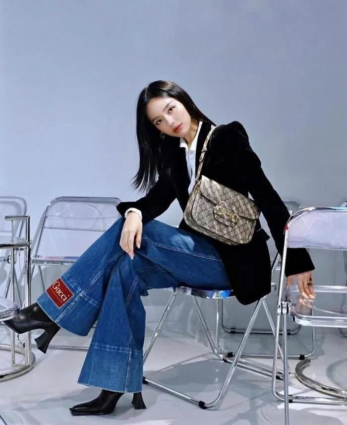 "Cô em Trendy" Khánh Linh hóa quý cô công sở với combo thời trang áo blazer phối quần jeans ông suông và không quên kèm theo chiếc túi Gucci kẹp nách.