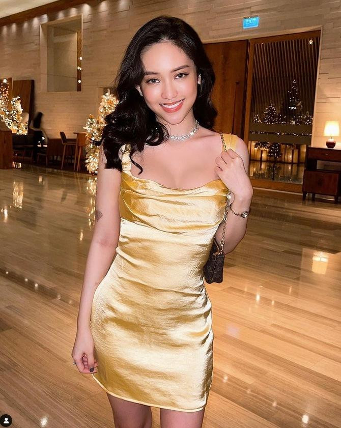 húy Vi khiến nhiều người ngộp thở vì màn khoe vòng 1 căng đét với đầm lụa ngắn, cổ trễ nải.