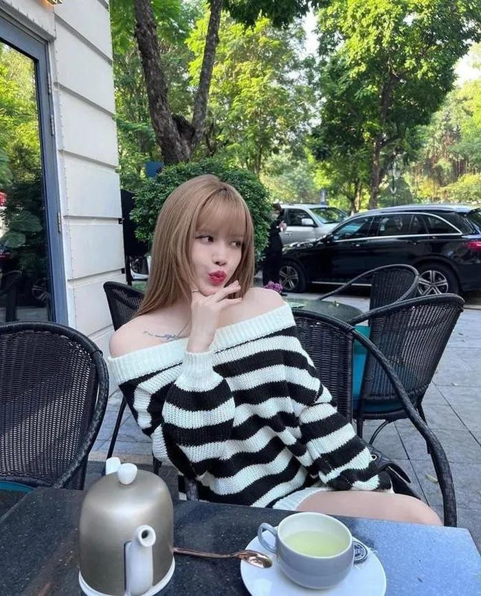 Thiều Bảo Trâm trung thành với kiểu trang phục “trên đông dưới hè”. Người đẹp chọn mẫu áo len trễ vai gợi cảm mặc theo style giấu quần xuống phố thưởng trà.