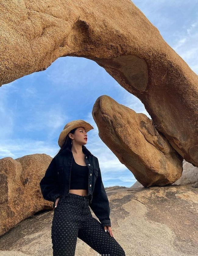 ##b###Chi Pu hóa cao bồi với set đồ đen chất cùng chiếc mũ đậm chất bụi bặm, phóng khoáng của style này.