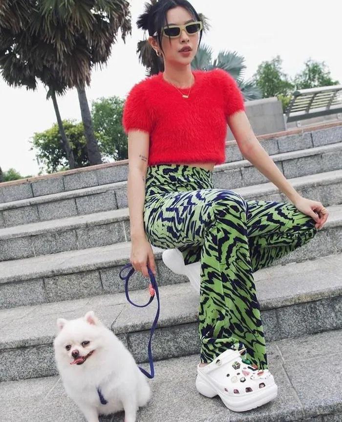 Tú Hảo gợi ý kiểu street style bắt mắt với áo len crop-top lông màu đỏ nổi bật, mix cùng quần họa tiết ngựa vằn cá tính.