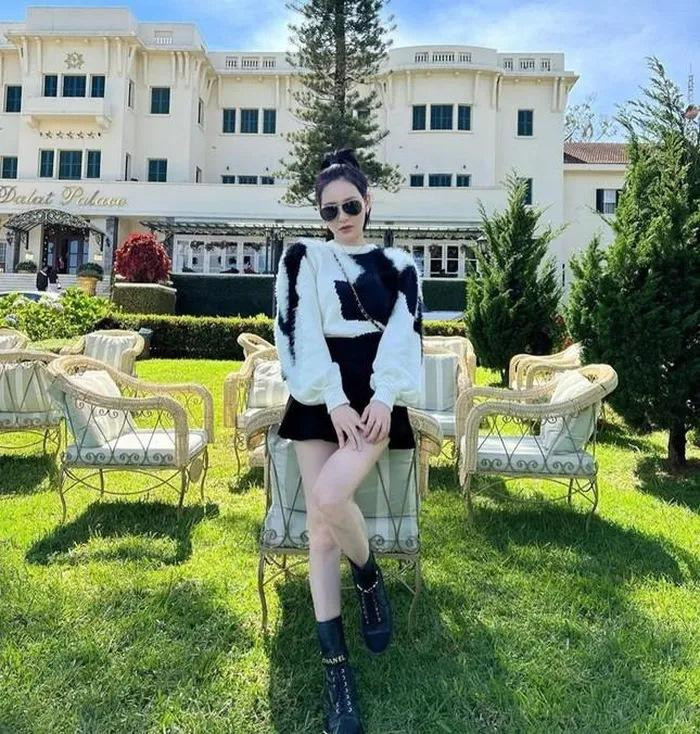 ##ss###style="text-decoration: underline;">Sao Việt Hiền Hồ được khen hết lời khi mặc áo len lông gam màu trắng - đen nổi bật, mix cùng chân váy chữ A và bốt da hàng hiệu.