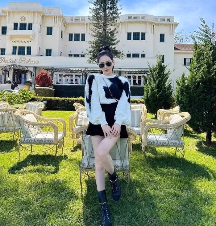 Sao Việt Hiền Hồ được khen hết lời khi mặc áo len lông gam màu trắng - đen nổi bật, mix cùng chân váy chữ A và bốt da hàng hiệu.