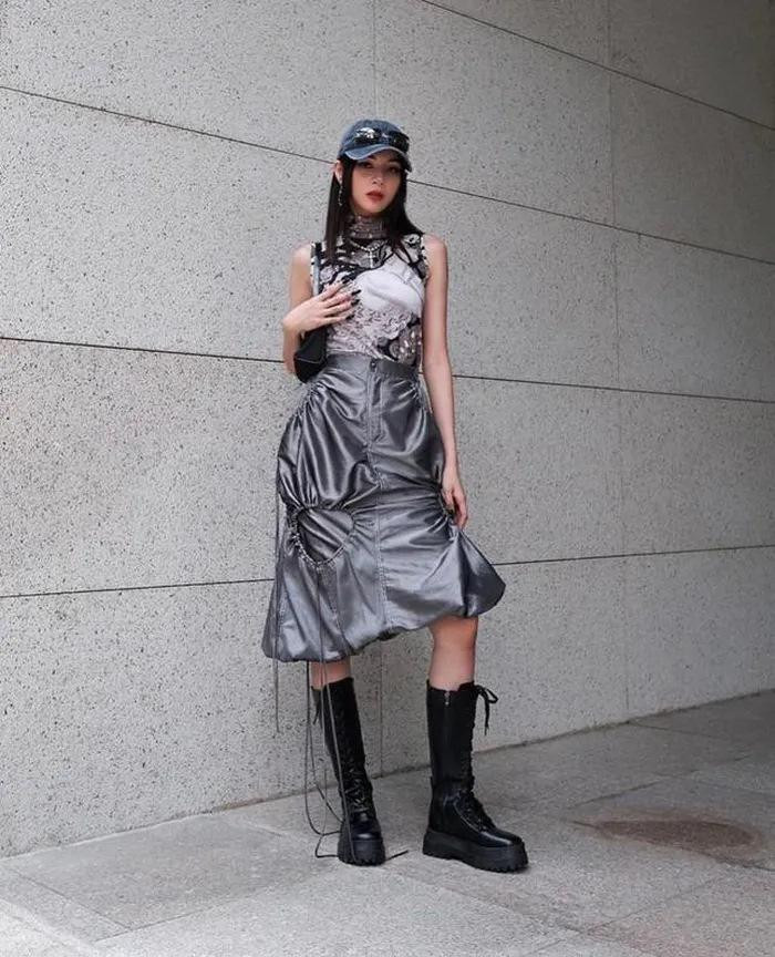 Phí Phương Anh xuống phố với set đồ hầm hố gồm áo tanktop cổ lọ và chân váy thiết kế lạ mắt.