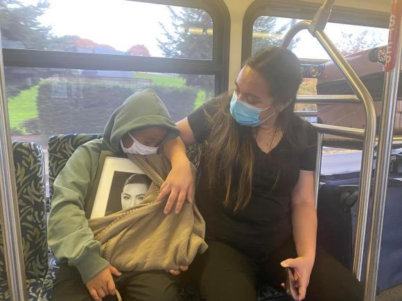 Hôm nay 28/10 tròn một tháng giọng ca Bông điên điển qua đời, trên trang cá nhân của mình, quản lý cố ca sĩ Phi Nhung chia sẻ status đầy ngắn gọn nhưng khá nghẹn ngào: "Một tháng đúng". Điều đáng chú ý trong những khung hình chính là ảnh nhóc tỳ - con trai Wendy đã ôm di ảnh bà ngoại thật chặt ngồi trên xe buýt ngủ gục khiến ai nấy cũng xúc động mạnh. Chỉ còn nhỏ nhưng cậu bé đã hiểu được sự mất mát người thân, Wendy ngồi bên cạnh và đỡ con trai. 