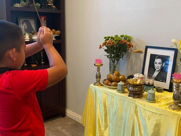 Tro cốt của cố ca sĩ Phi Nhung cũng được đưa về nhà riêng, cậu bé thường xuyên thắp nhang cho bà ngoại được quản lý chụp lại.