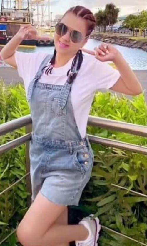 Một trong những bí quyết giúp Phương Loan trẻ trung hơn tuổi thật là cách ăn mặc và pose dáng "hack tuổi" với những item khá "xì tin".