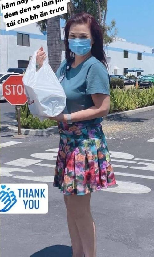 Những chiếc chân váy ngắn không thể làm khó được bà xã cố nghệ sĩ Chí Tài vì cô sở hữu đôi chân thon và làn da trắng mịn.