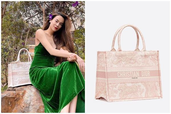 Còn nhớ mẫu túi Book Tote Bag "siêu to khổng lồ" của Dior được nhiều sao Vbiz yêu thích vì có thể đựng được nhiều đồ, và Hà Hồ cũng không ngoại lệ. Giá của nó vào khoảng hơn 70 triệu đồng....