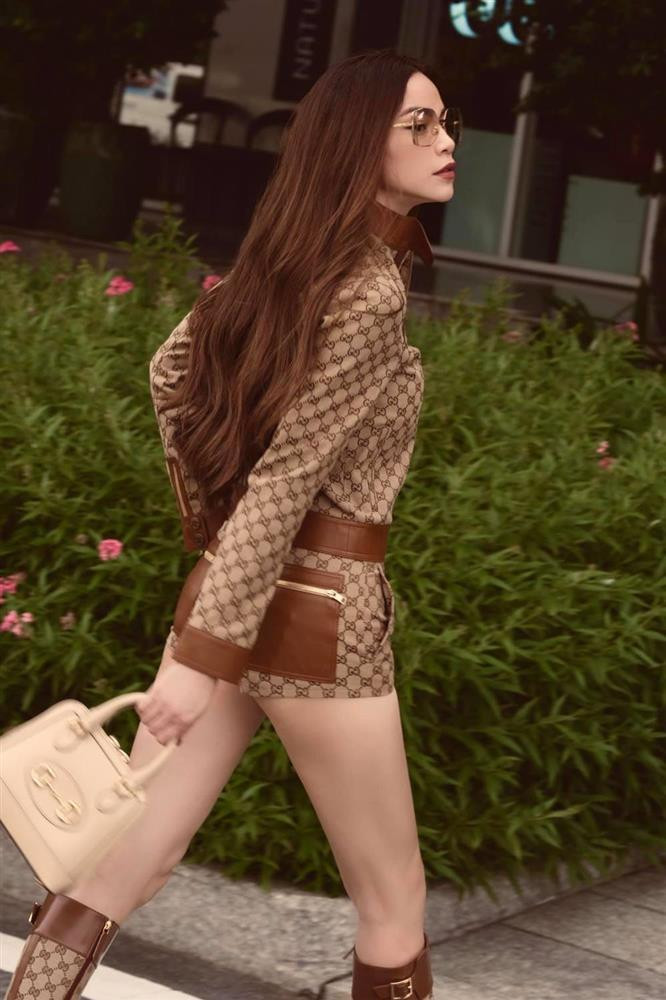 Nhìn cách cô lên đồ sẽ hiểu vì sao nữ ca sĩ được ưu ái chọn là đại diện thương hiệu của Gucci trong nhiều năm. Ngay cả khi đã thành mẹ 3 con, tần suất cô trưng diện các item của nhà mốt này vẫn nhiều vô kể.