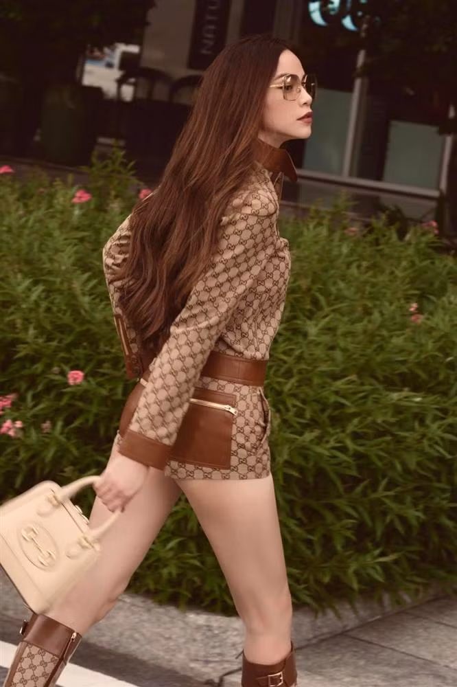 Nhìn cách cô lên đồ sẽ hiểu vì sao nữ ca sĩ được ưu ái chọn là đại diện thương hiệu của Gucci trong nhiều năm. Ngay cả khi đã thành mẹ 3 con, tần suất cô trưng diện các item của nhà mốt này vẫn nhiều vô kể.