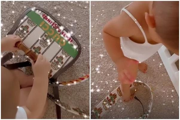 Vì thấy chiếc túi của mẹ Hà quá đẹp, 2 nhóc tỳ tò mò, thích thú vày vò từ quai xách đến chiếc túi, thậm chí dùng chân... giẫm đạp quai túi không biết tiếc.