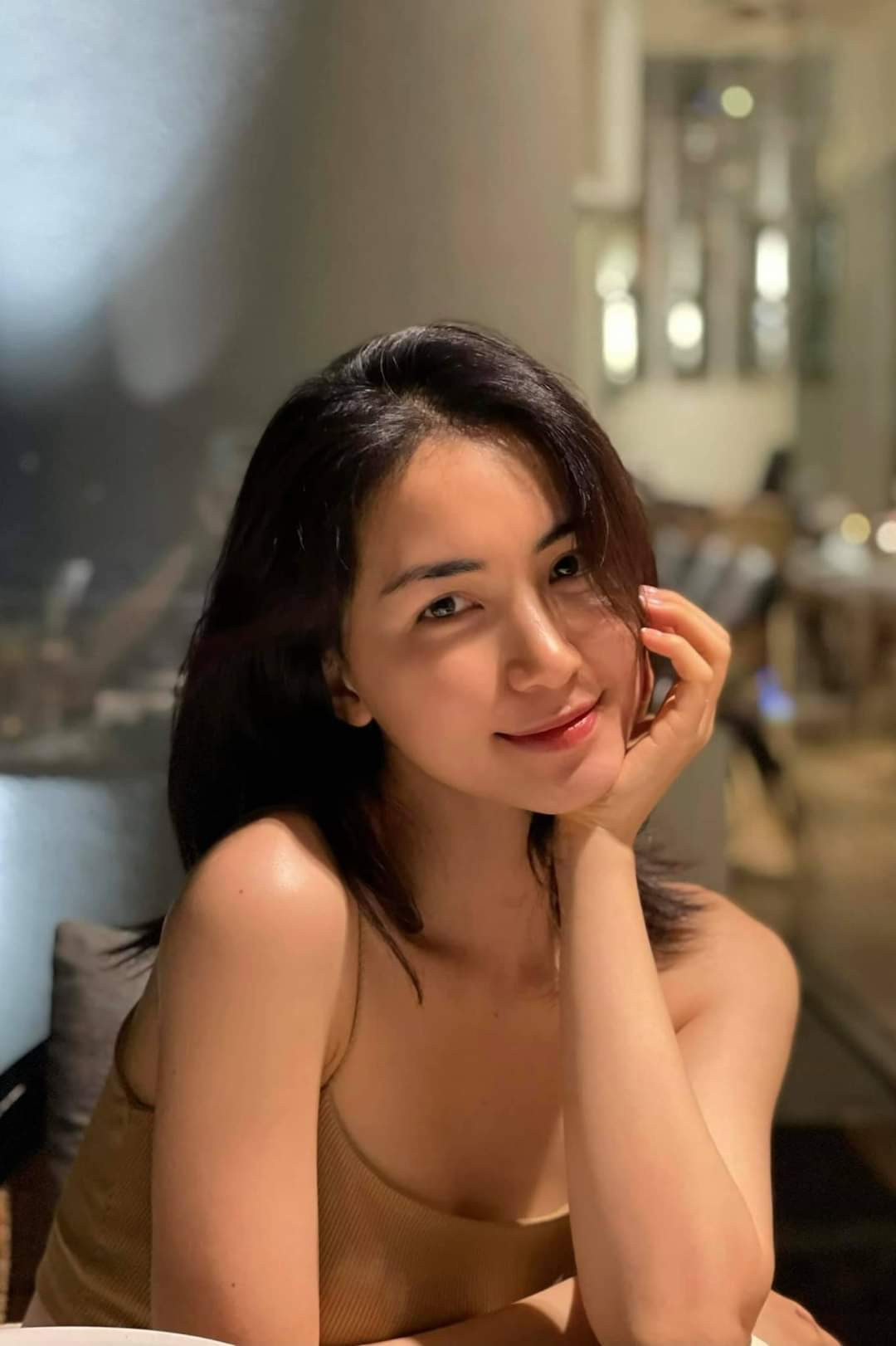 Hoà Minzy khoe vẻ đẹp dịu dàng.