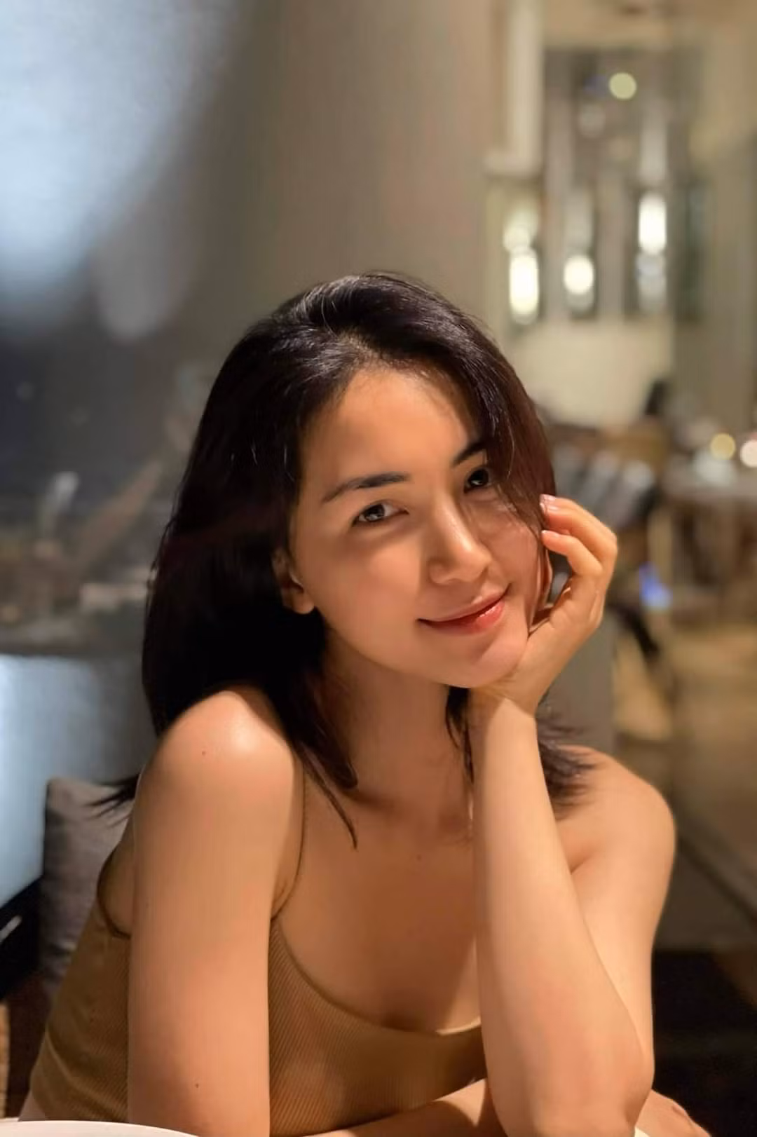 Hoà Minzy khoe vẻ đẹp dịu dàng.