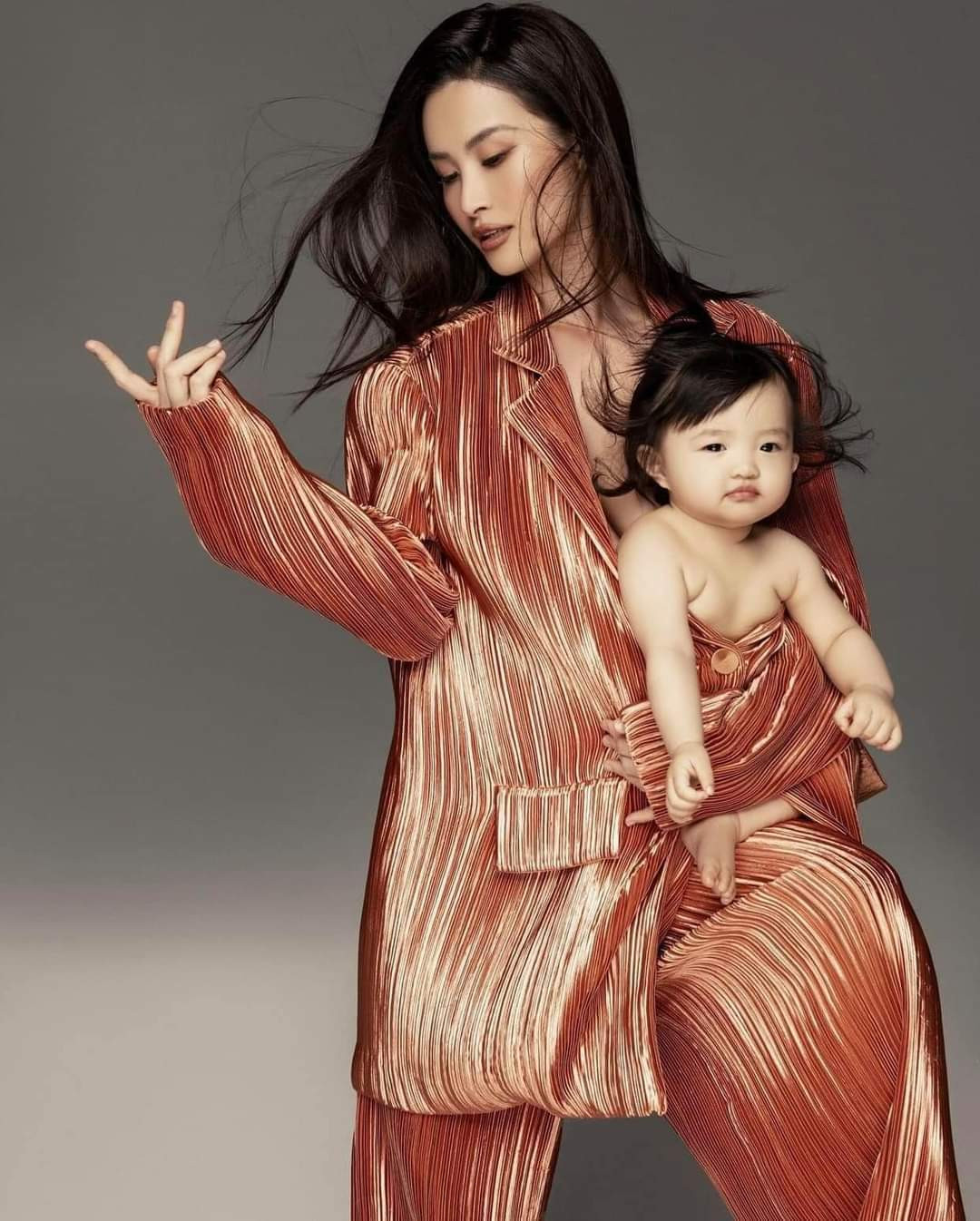 Đông Nhi chụp ảnh cá tính cùng con gái.