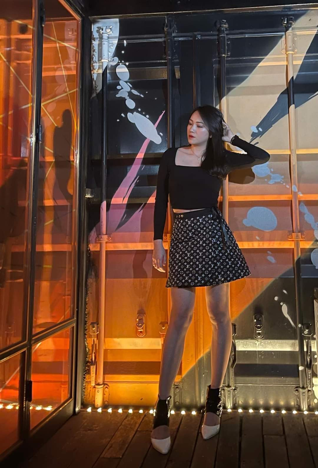 Ngọc Thạch được bạn bè khen dạo này có phong cách fashionista khi đăng tấm hình này.