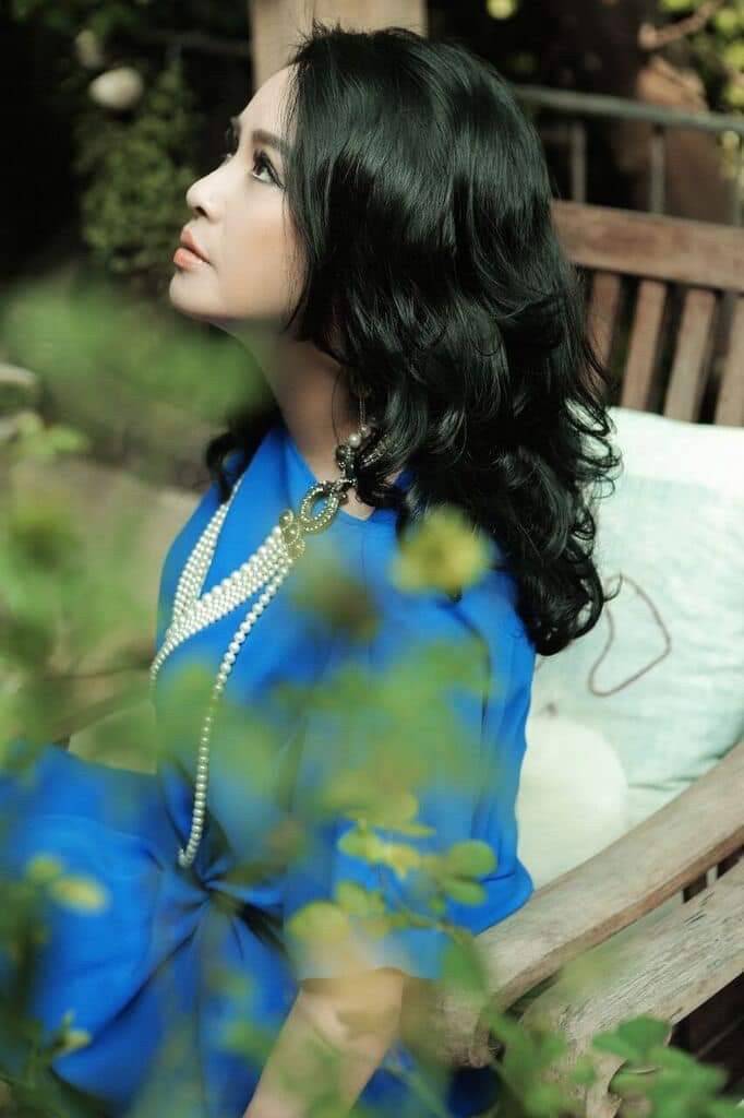 "Cách tốt nhất để được hạnh phúc là tiến về phía trước và nhận ra hạnh phúc ngay hôm nay. Đừng trì hoãn hạnh phúc. Đừng chờ đến khi hội tụ đủ mọi điều kiện hoàn hảo. Đừng nhìn mưa mà ngại ướt. Hãy để toàn bộ tinh thần và thể chất của bạn được sống trong hiện tại và tận hưởng trọn vẹn trải nghiệm tích cực của ngày hôm nay...", ca sĩ Thanh Lam viết.