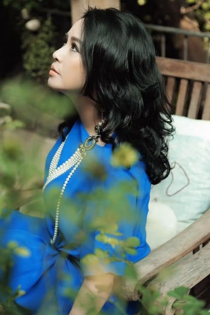 "Cách tốt nhất để được hạnh phúc là tiến về phía trước và nhận ra hạnh phúc ngay hôm nay. Đừng trì hoãn hạnh phúc. Đừng chờ đến khi hội tụ đủ mọi điều kiện hoàn hảo. Đừng nhìn mưa mà ngại ướt. Hãy để toàn bộ tinh thần và thể chất của bạn được sống trong hiện tại và tận hưởng trọn vẹn trải nghiệm tích cực của ngày hôm nay...", ca sĩ Thanh Lam viết.