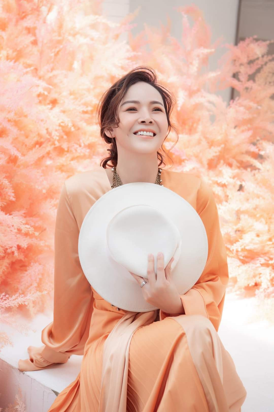 "Đừng chiến thắng người khác bằng tranh cãi. Hãy đánh bại họ bằng nụ cười của bạn", diễn viên Diễm Hương chia sẻ.