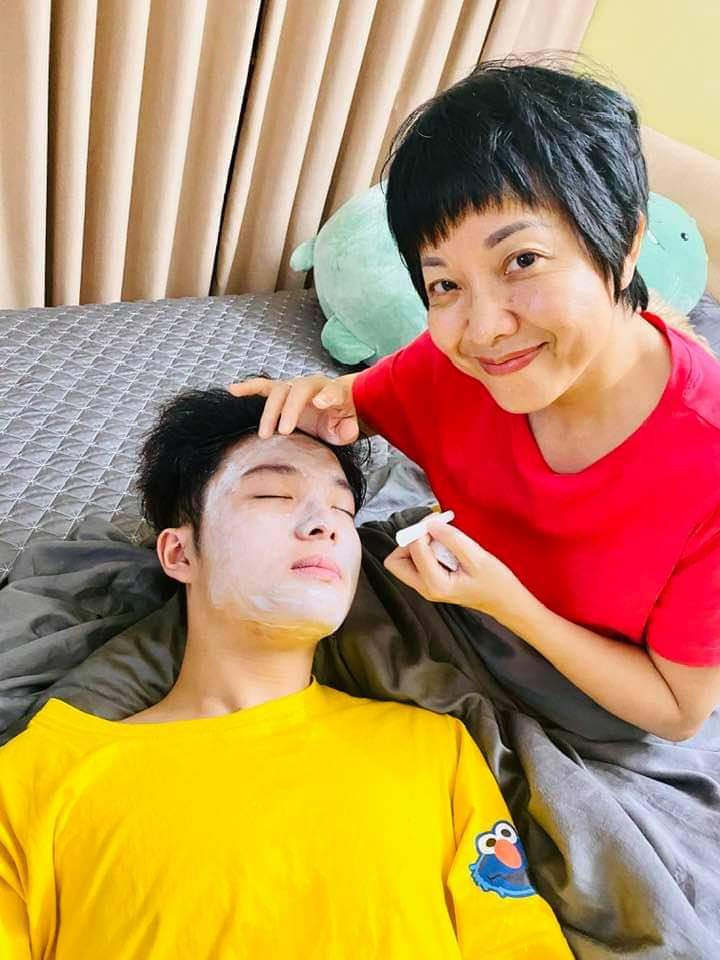 Sao Việt hôm nay 8/11: MC Thảo Vân chăm sóc da mặt cho con trai.