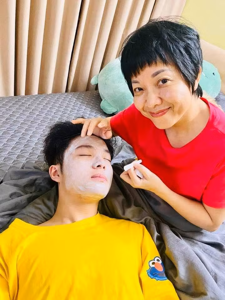 Sao Việt hôm nay 8/11: MC Thảo Vân chăm sóc da mặt cho con trai.