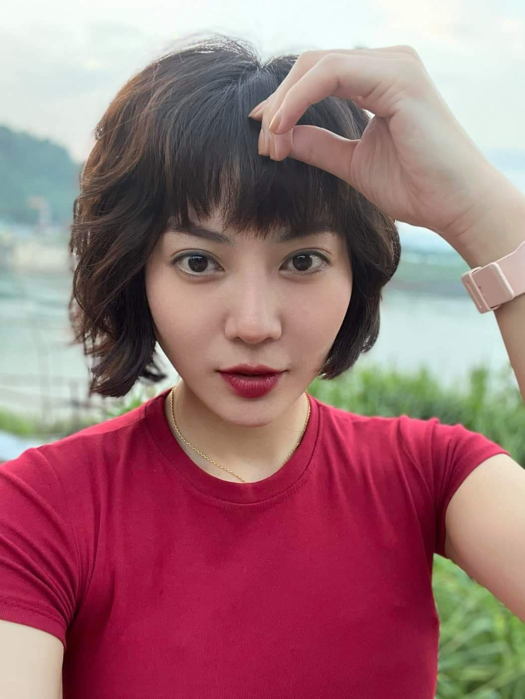 Thanh Hương khoe tóc ngắn cá tính.