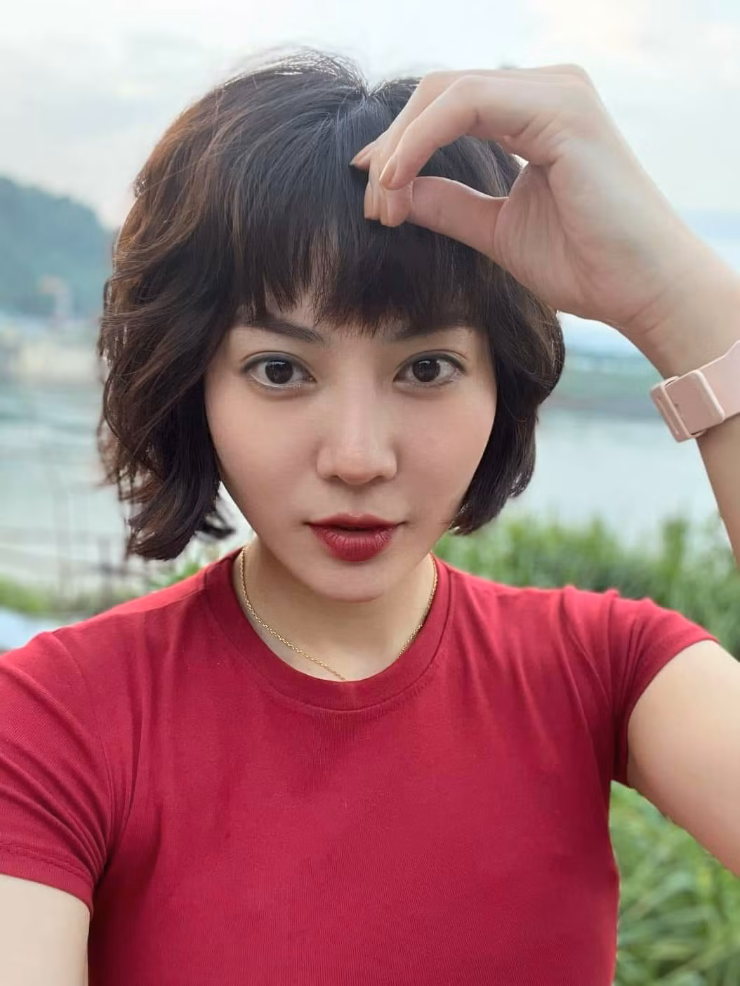 Thanh Hương khoe tóc ngắn cá tính.