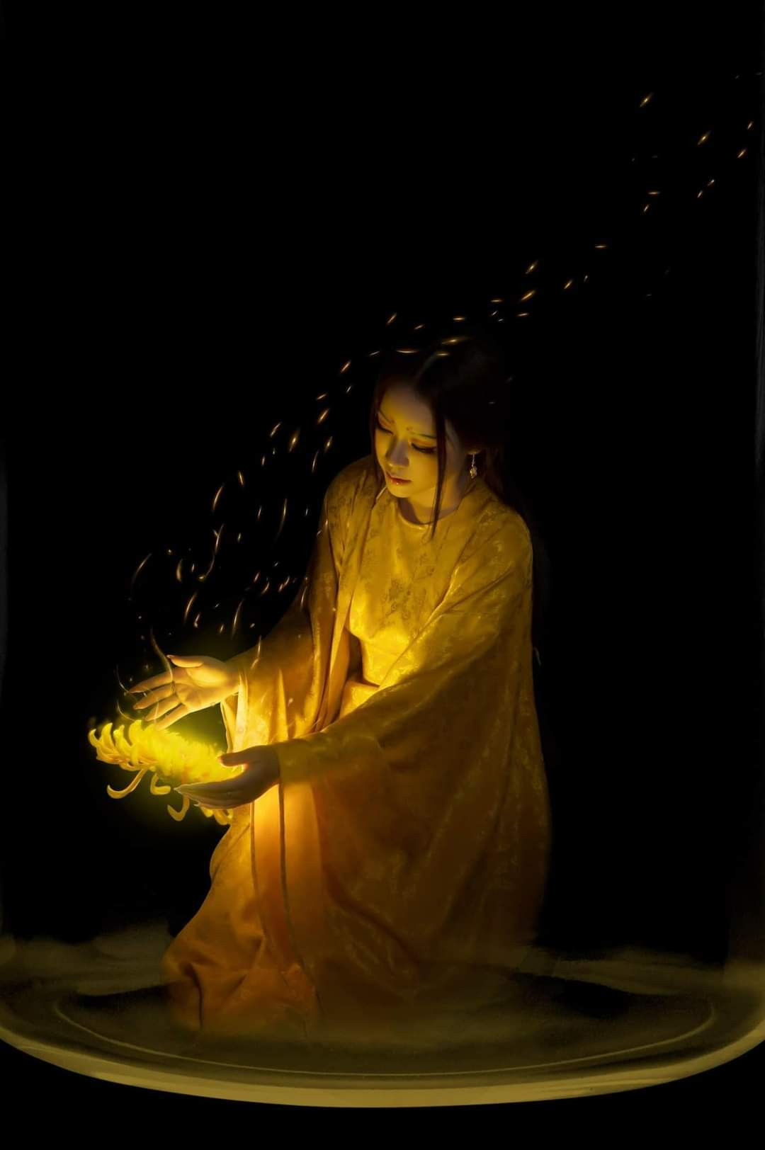 "Ở một góc nào đó thì mình công nhận mình xinh đẹp quá thể, quá đáng. Nhan sắc gì đâu", vợ trẻ của ca sĩ Việt Hoàn hài hước trên trang cá nhân.