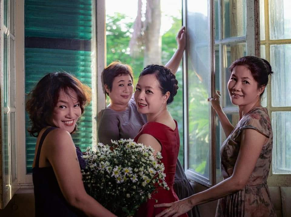 Diễn viên Chiều Xuân, Tú Oanh,... cùng tạo dáng với cúc hoạ mi.