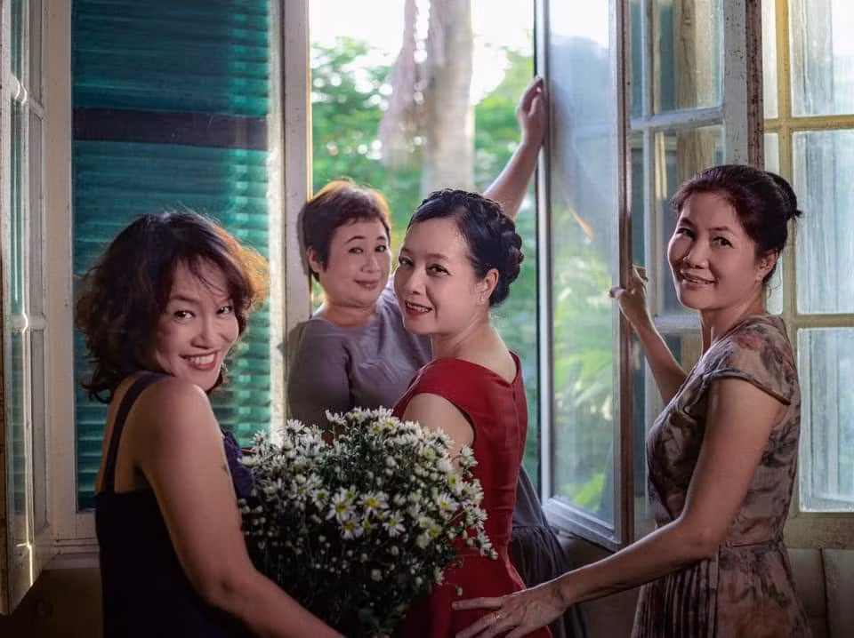 Diễn viên Chiều Xuân, Tú Oanh,... cùng tạo dáng với cúc hoạ mi.