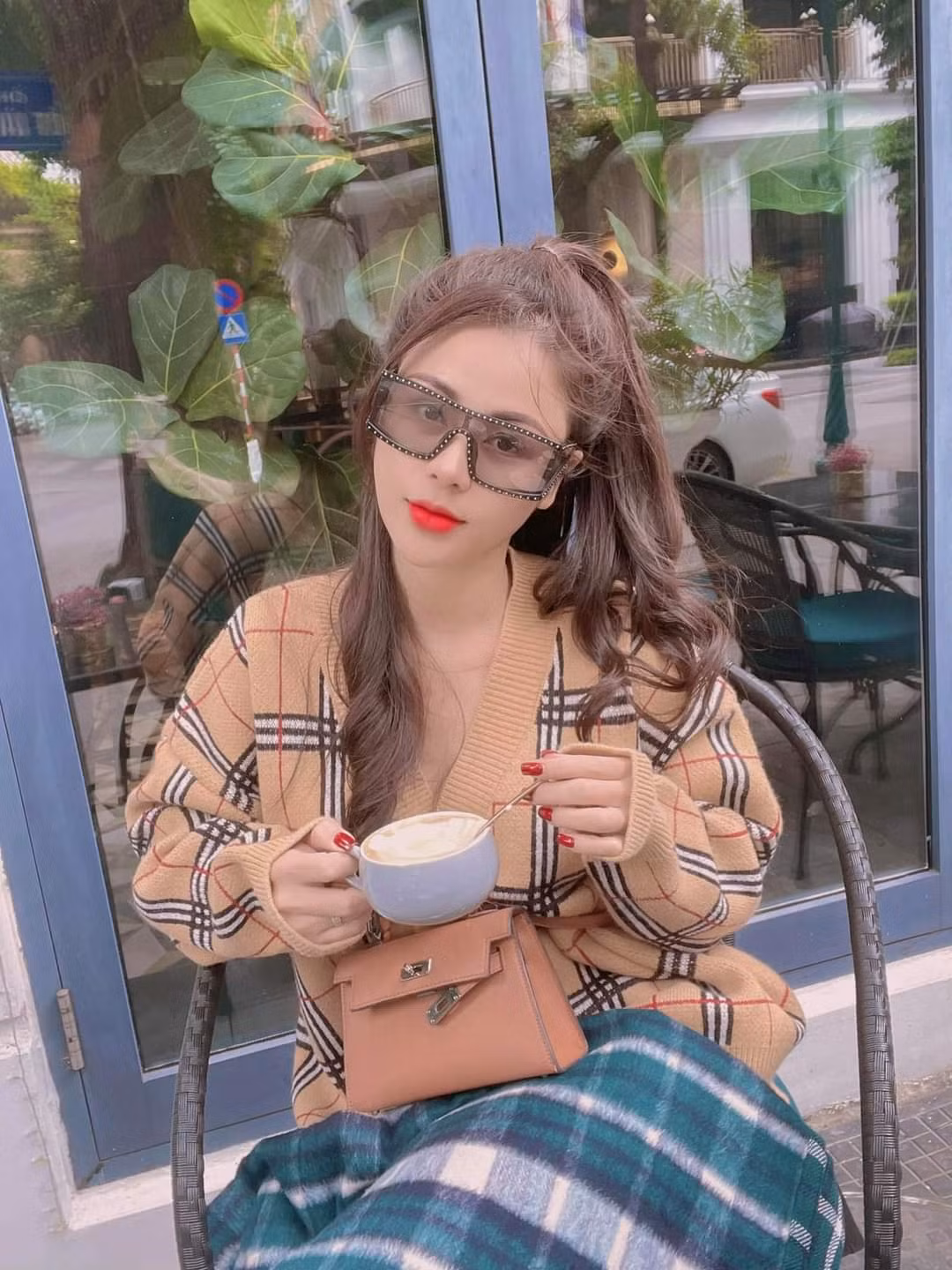 Diễn viên Thu Trang cà phê một mình.