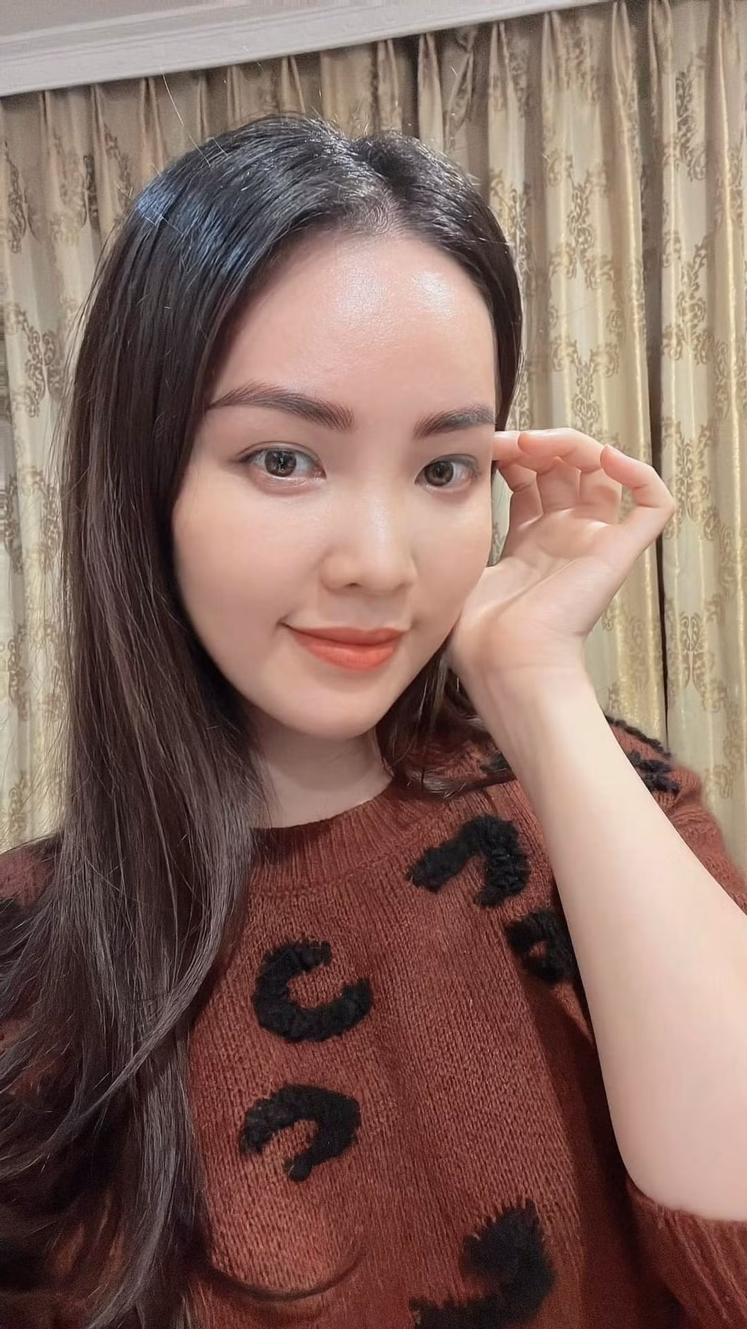 Sao Việt hôm nay 9/11: Á hậu Thuỵ Vân khoe cặp lông mày mới làm.