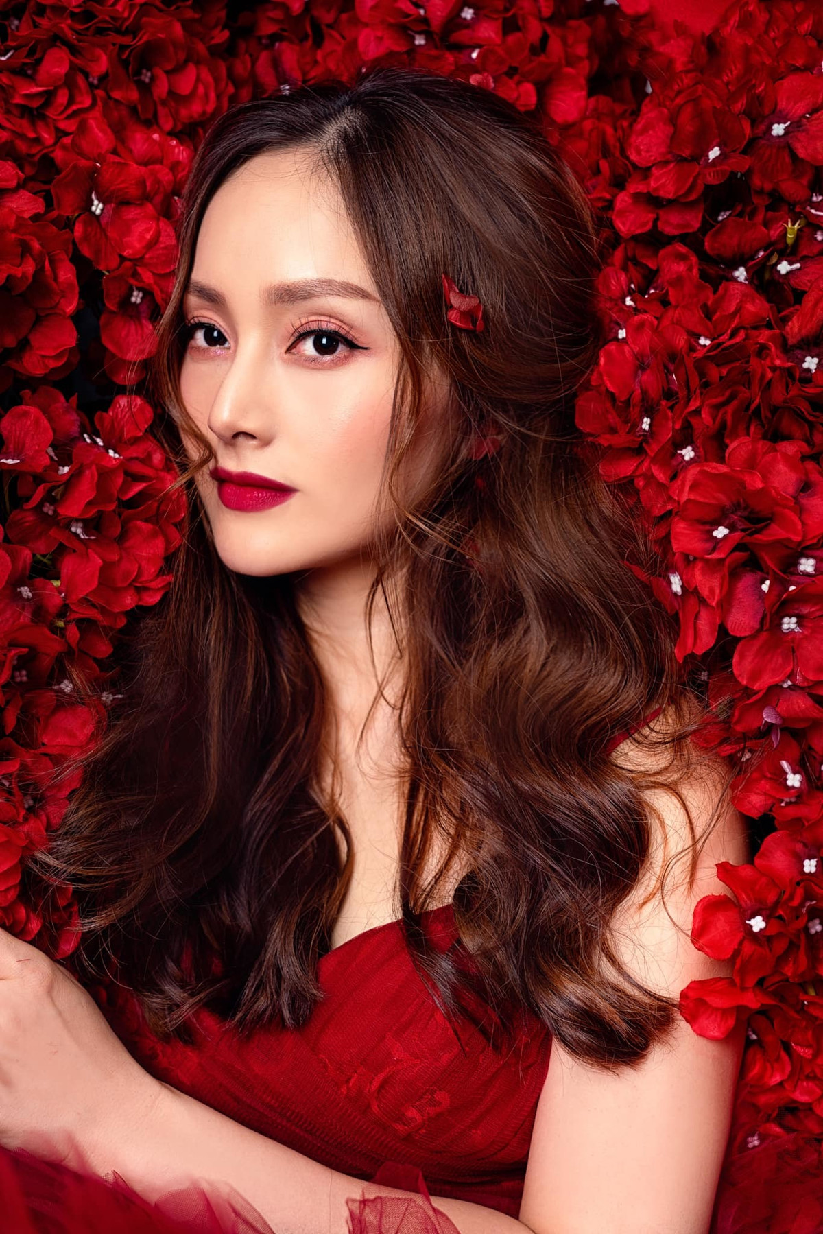 Diễn viên Lan Phương đẹp cuốn hút với váy đỏ.