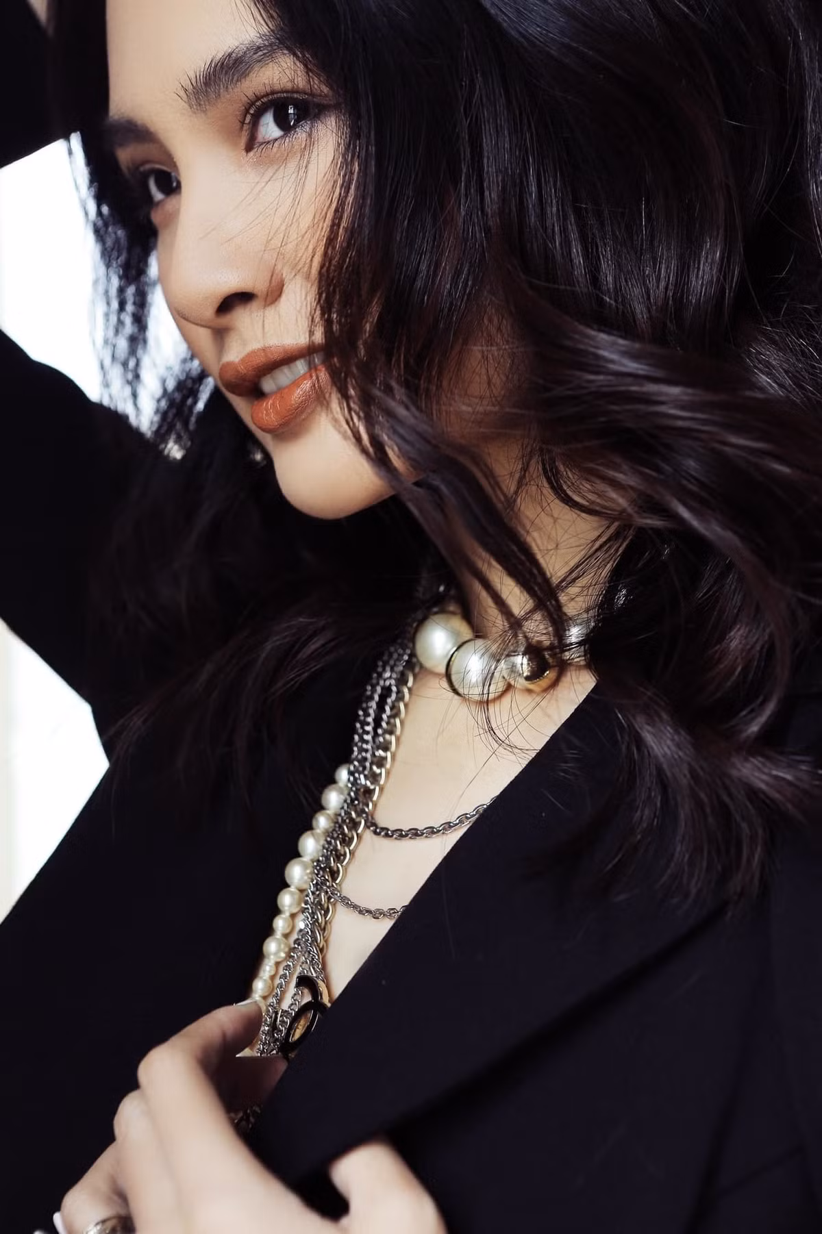 Hoa hậu Hương Giang khoe góc chụp khuôn mặt đẹp không tì vết của mình.