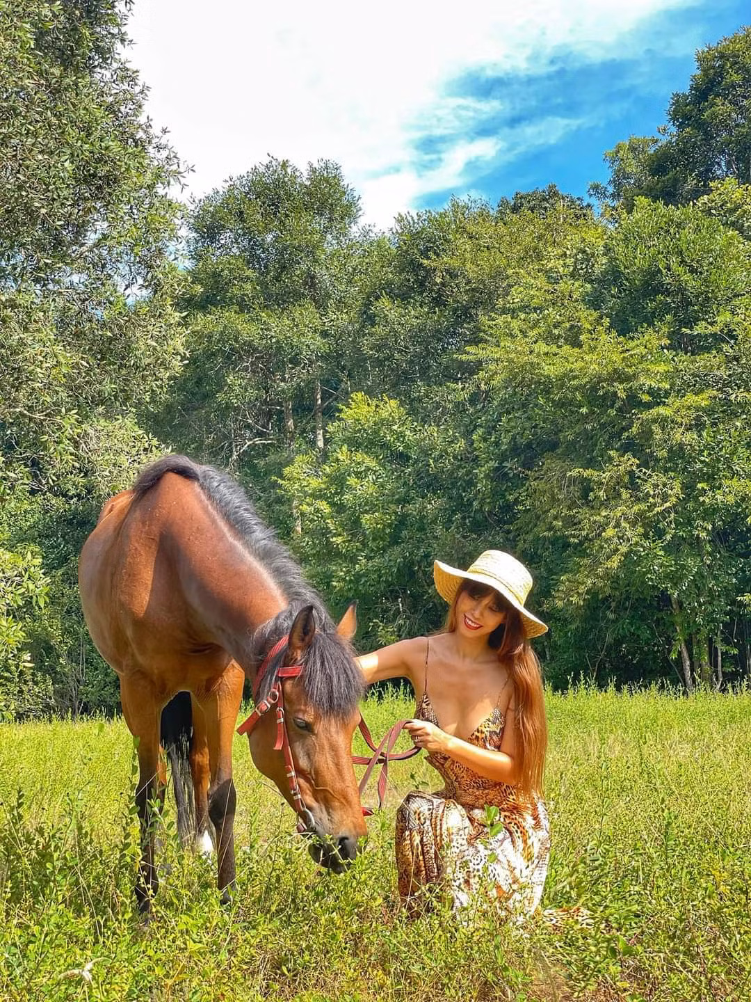 Siêu mẫu Hà Anh chụp hình sexy bên chú ngựa.