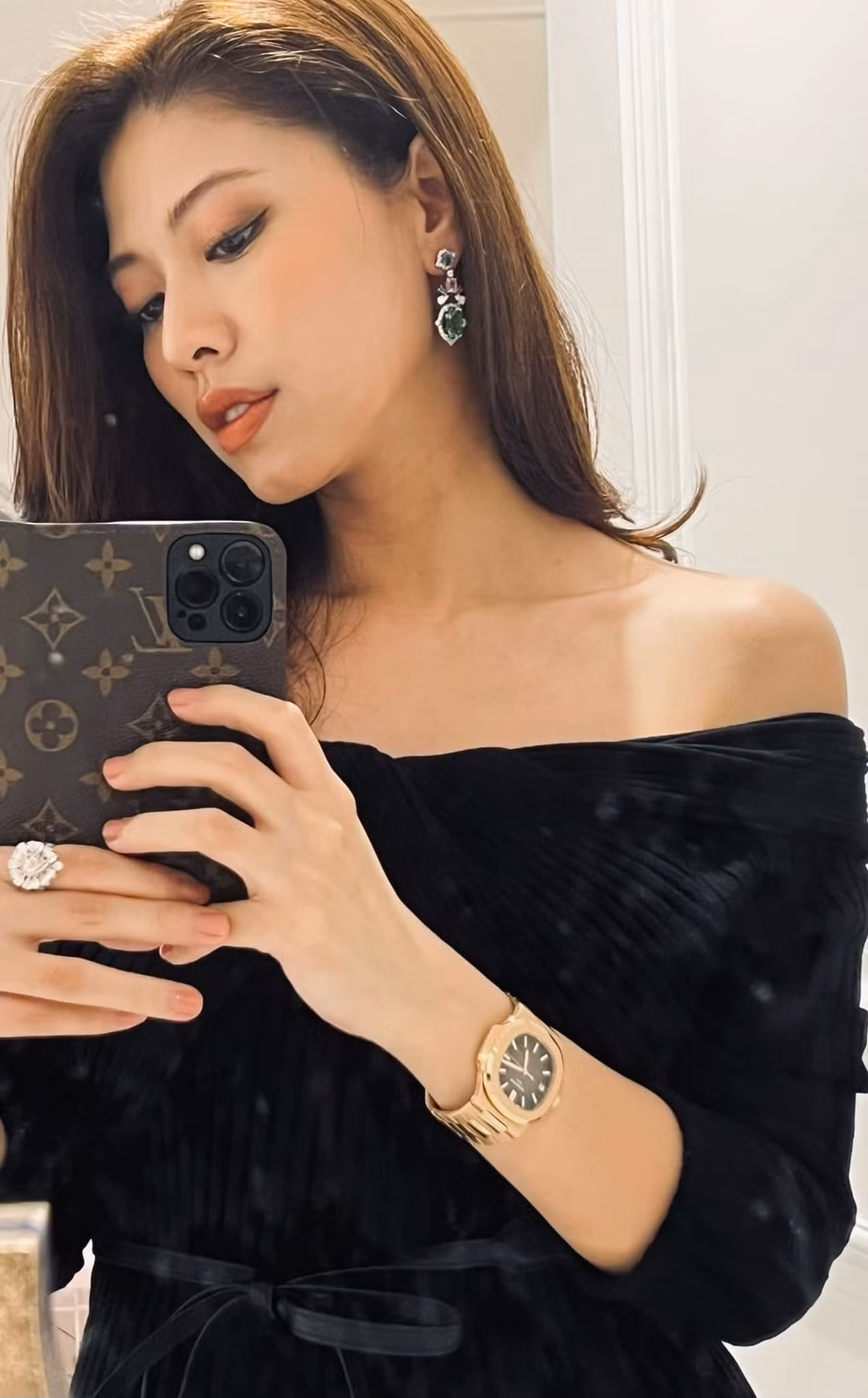 BTV Ngọc Trinh khoe góc nghiêng thần thánh.